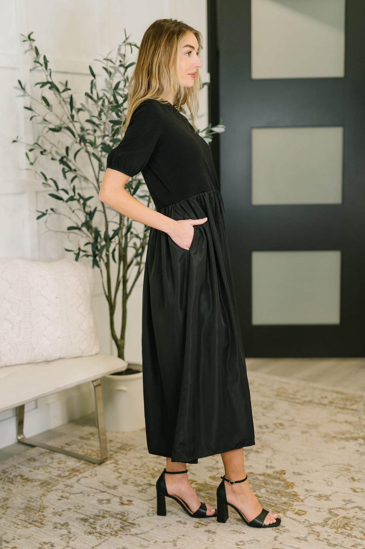 Contrast Charm Midi Black Dress