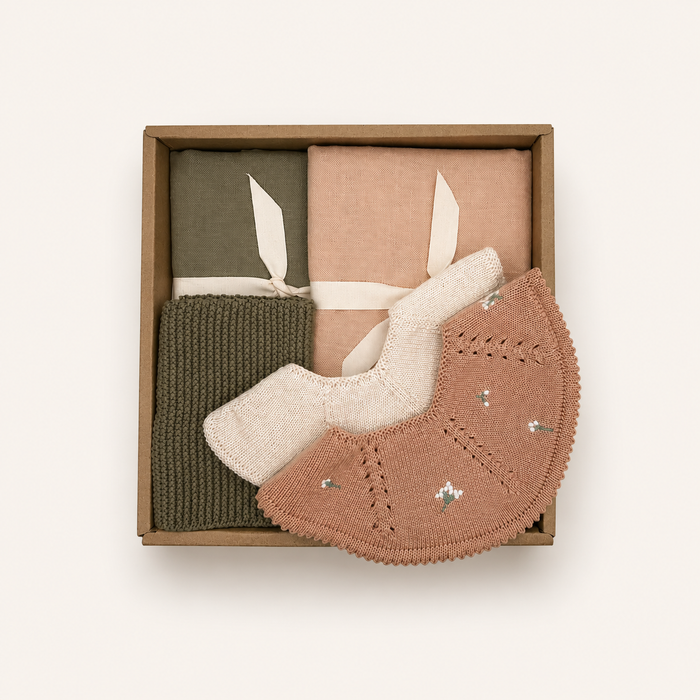 Baby Gift Box with two muslin cloths, two knitted baby bibs and an organic cotton washcloth in soft Scandinavian colours by Saga Copenhagen.