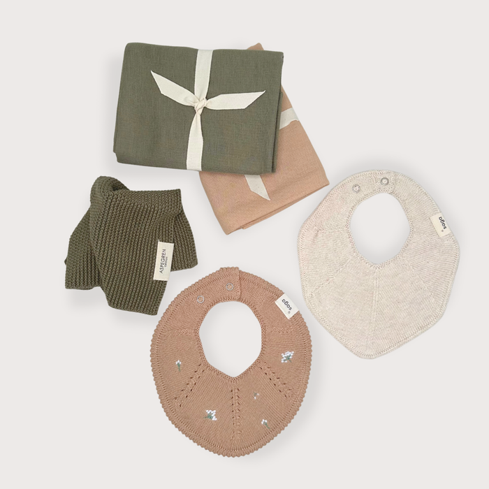 Scandinavian Baby Gift Box with two organic muslin cloths, two knitted baby bibs and washcloth for newborn everyday essentials