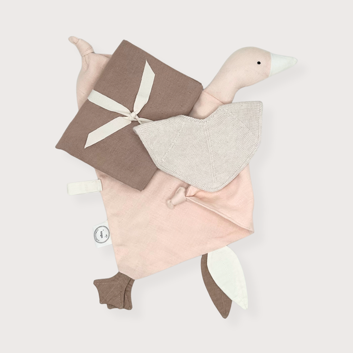 Luxury Organic Baby Gift Box with Bliki cuddle cloth, muslin cloth and knitted bib – Scandinavian newborn gift
